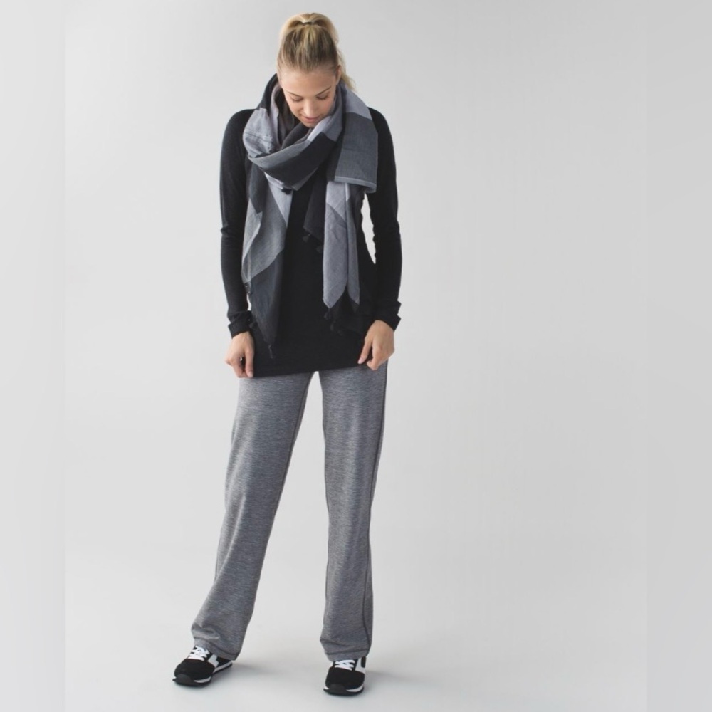 Lululemon Relaxed Fit Pant | Heathered Slate | Size 6 - Picture 5 of 12